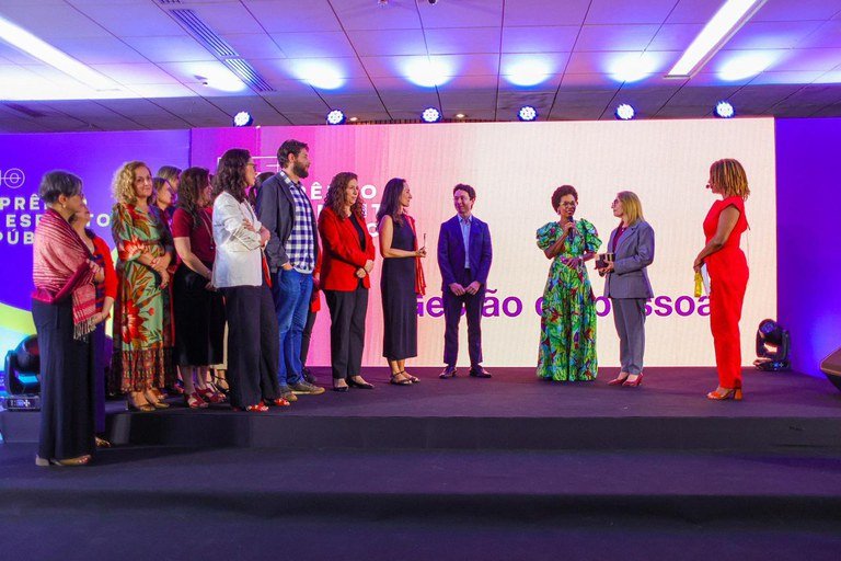 Equipe do MGI durante a cerimônia da 7ª Edição do Prêmio Espírito Público, que consagrou o CPNU como vencedor na categoria Gestão de Pessoas. Foto: Jhonathan Braga