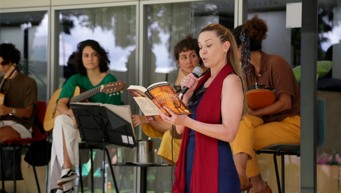 Doe e retire um livro: Enap promove leitura circular no jardim da Escola