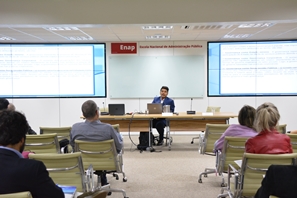 Enap e ISS realizam palestra sobre Redes de Produção e Formas de Governança