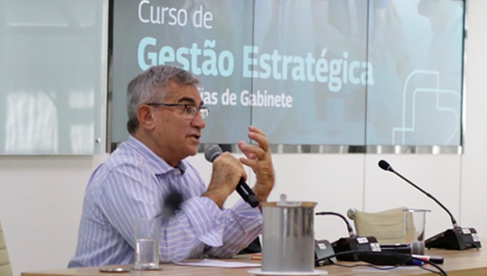 Filósofo Gilberto de Carvalho emociona em encerramento de curso na Enap 
