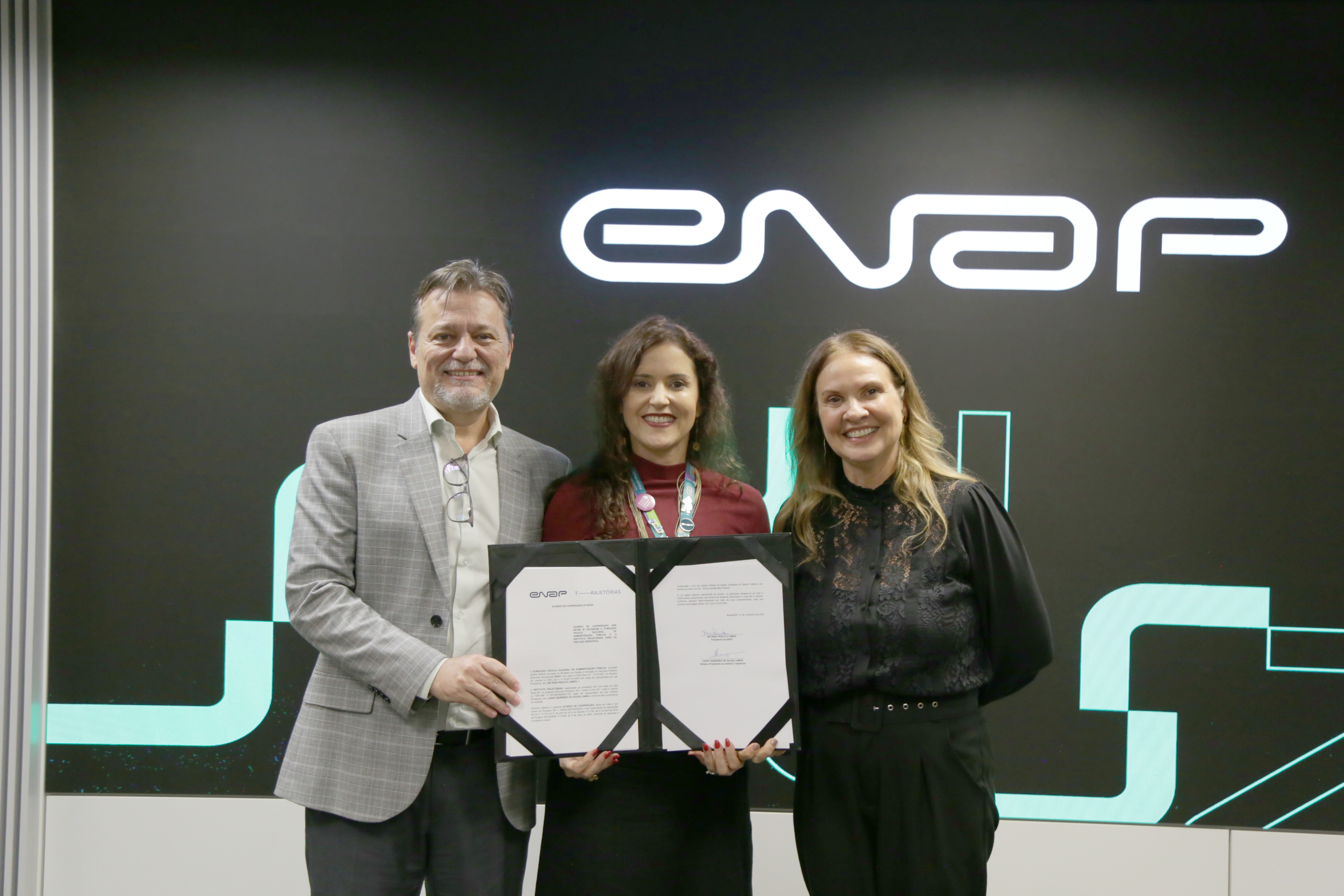 Enap e Instituto Trajetórias fecham acordo para fomentar formação de servidores públicos do Executivo Federal no exterior